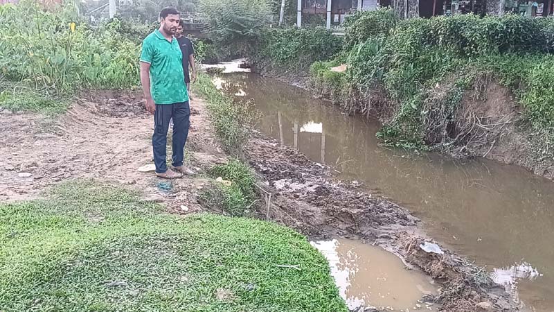 কুলাউড়ায় রাঙ্গিছড়া খেলার মাঠের পাশ থেকে মাটি ও বালু বিক্রির অভিযোগ