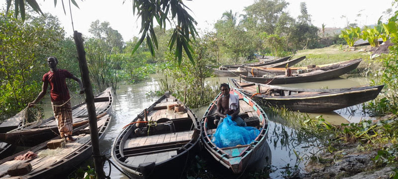 জীবিকা নিয়ে দিশেহারা জেলেরা, রয়েছে কিস্তি আর দাদনের চাপ 