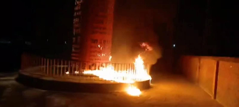 বরগুনায় জুলাই স্মৃতিস্তম্ভে আগুন, বেতাগীতে সড়কে অগ্নিসংযোগ 