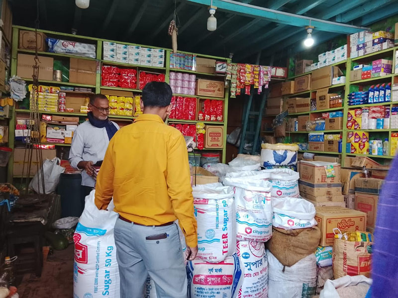 বেতাগীতে বাজার মনিটরিং ও দ্রব্যমূল্যে নিয়ন্ত্রণে ভ্রাম্যমাণ আদালতের অভিযান
