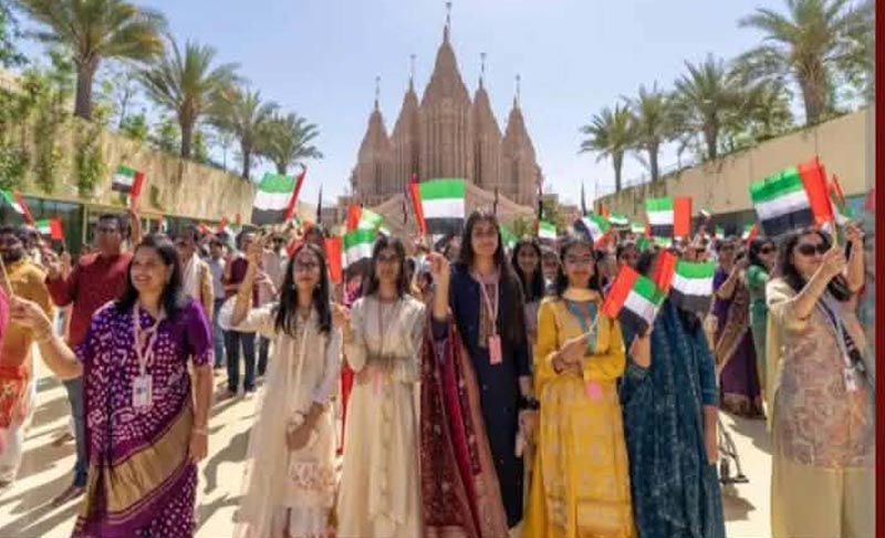 আবুধাবির হিন্দু মন্দিরে আমিরাতের পতাকা উত্তোলনের সময় হাজারো লোকের সমাগম