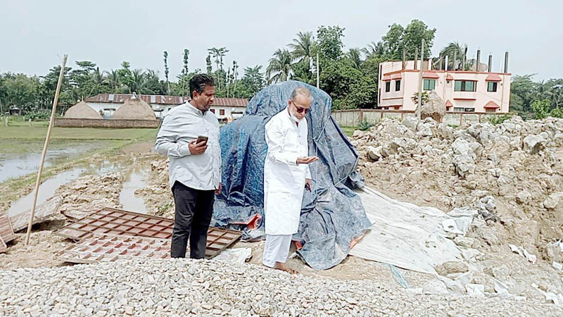 কুলাউড়ায় প্যালাসাইডিং নির্মাণকাজে নিম্নমানের পাথর ব্যবহার পরিদর্শনে গিয়ে এমপি’র ক্ষোভ