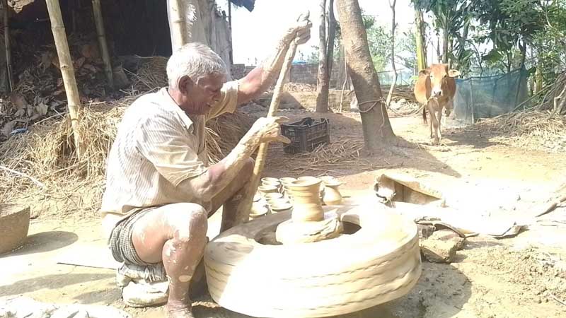মাটির খেলনা-তৈজসপত্র তৈরিতে ব্যস্ত কুলাউড়ার মৃৎশিল্পীরা