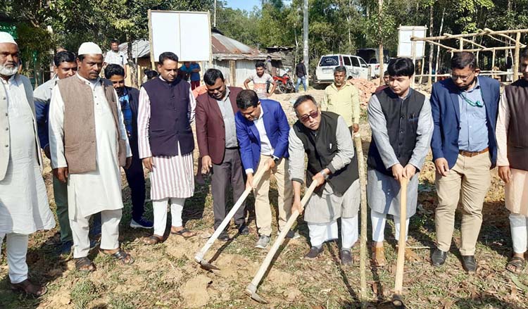 কুলাউড়ায় তৃতীয় ধাপে আরো ৬০ ভূমিহীন পরিবার ঘর পাচ্ছে ঘরের নির্মাণ কাজের উদ্বোধন করলেন ইউএনও