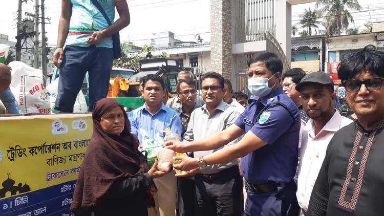 কুলাউড়ায় প্রথম দিন টিসিবির পণ্য ক্রয় করলেন ৮০০জন