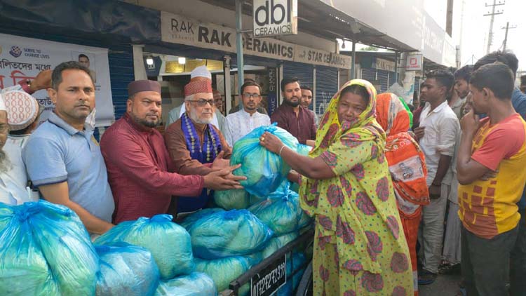 রোটারী সিলেটে জোনের উদ্দোগে বনার্ত্যদের মধ্যে খাবার বিতরন