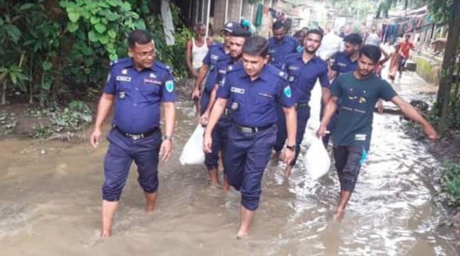 বিয়ানীবাজারে বন্যার্তদের মাঝে পুলিশের ত্রাণ বিতরন