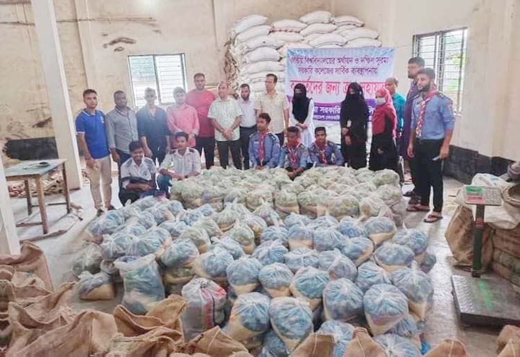 দক্ষিণ সুরমা সরকারী কলেজের পক্ষ থেকে মোগলাবাজারে ত্রাণ সামগ্রী বিতরন