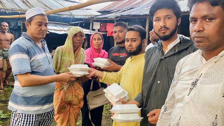 কাদিপুরে ২০০ বন্যার্তদের মধ্যে লস্করপুর এসোসিয়েশন খাবার বিতরণ