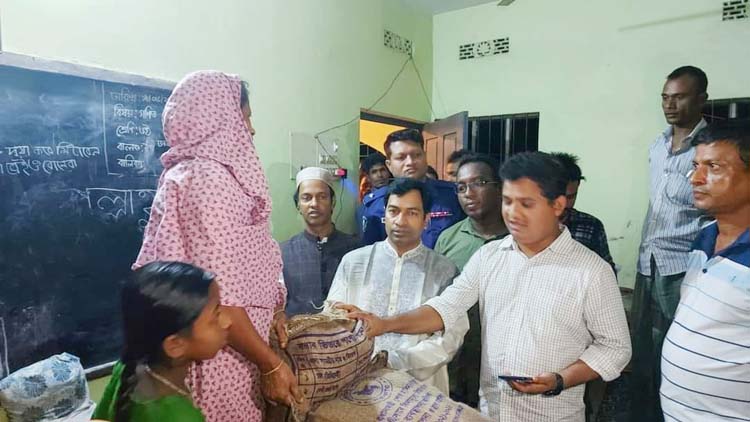কুলাউড়ায় ত্রাণ বিতরণ করলেন প্রধানমন্ত্রী প্রটোকল অফিসার রাজু