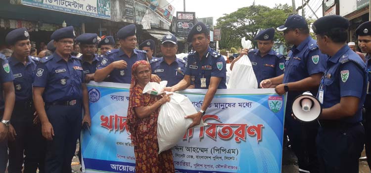 কুলাউড়ায় বন্যায় ক্ষতিগ্রস্থ তিন শতাধিক পরিবারে খাদ্য সহায়তা দিল পুলিশ