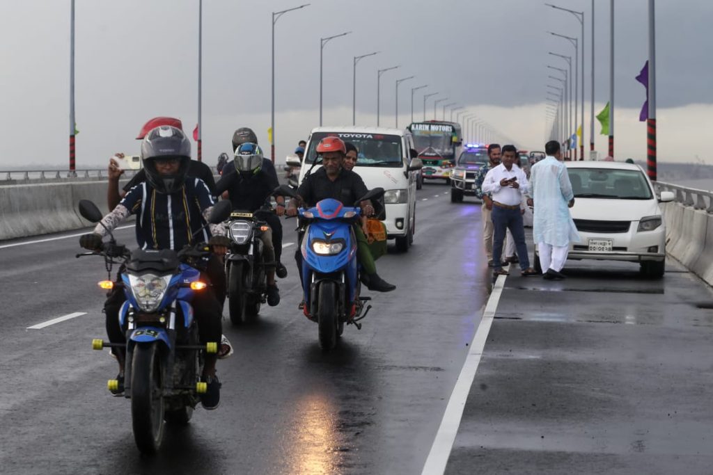 পদ্মা সেতু: প্রথম ৮ ঘণ্টায় ৮২ লাখ টাকার বেশি টোল আদায়