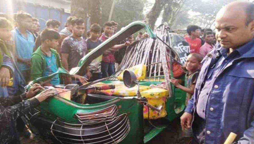 নওগাঁয় ট্রাক-সিএনজি মুখোমুখি সংঘর্ষে নিহত ৫