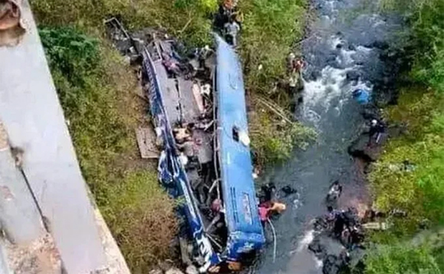 কেনিয়ায় সেতু থেকে ছিটকে নদীতে বাস, নিহত ২৪