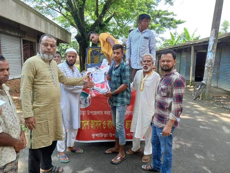 কুলাউড়ায় বন্যার্তদের মধ্যে জাসদ ও বাংলাদেশ ছাত্রলীগের খাদ্য সামগ্রী বিতরন