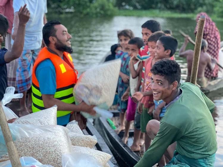 সিলেটের বন্যার্তদের মাঝে চট্রগ্রামের মানবিক সংগঠন” মুসাইদাহ র ত্রাণ বিতরণ