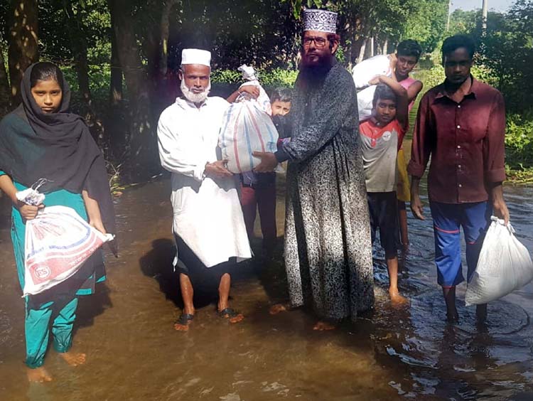 বিশ্বনাথে ইসলামী ফ্রন্টের ত্রাণ বিতরণ