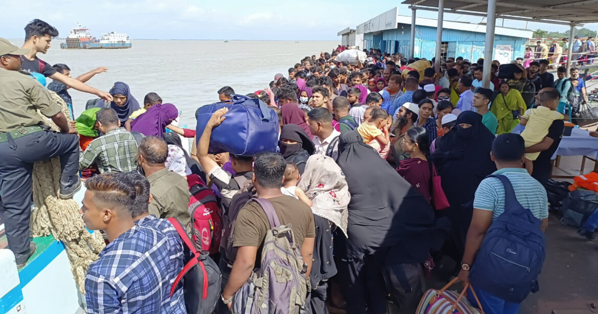 পাটুরিয়া ফেরিঘাটে ঘরমুখো যাত্রী ও যানবাহনের চাপ