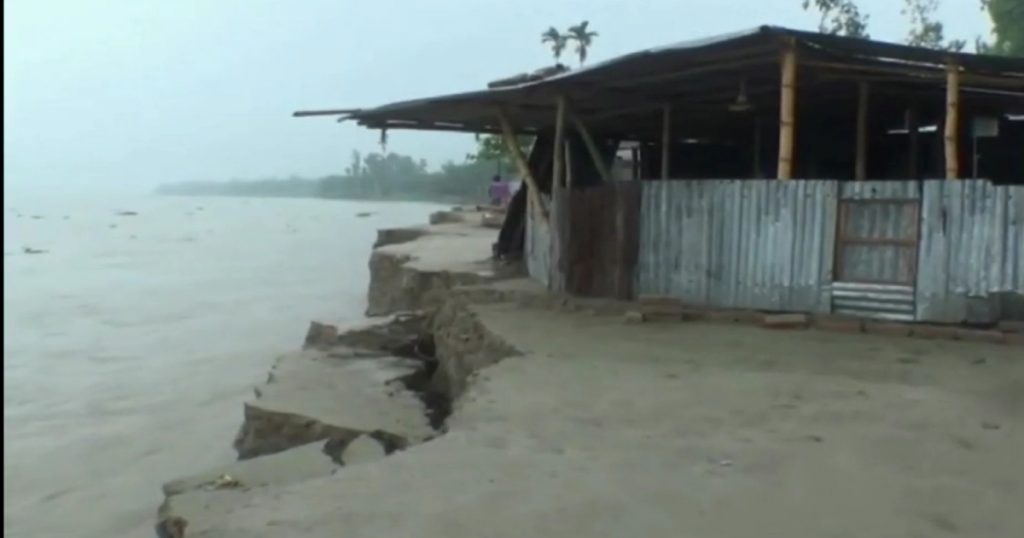 কুড়িগ্রামে কমেছে নদ-নদীর পানি, বেড়েছে ভাঙন