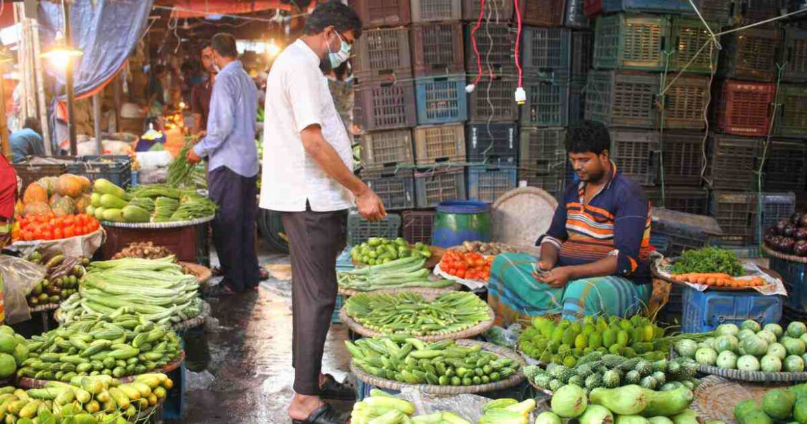 নিত্যপণ্যের দাম চড়া, দুর্ভোগে সাধারণ মানুষ