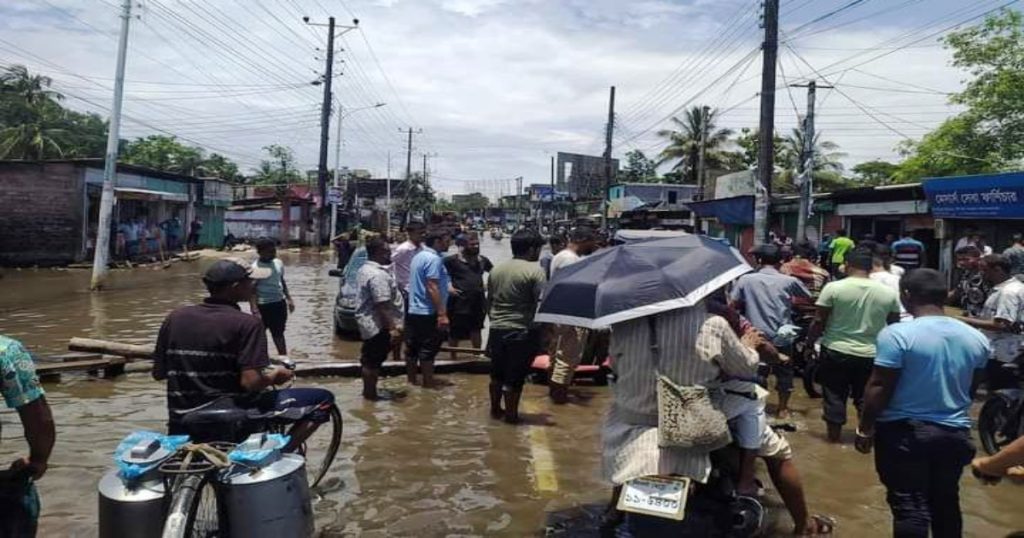 সিলেটে সড়কে জলাবদ্ধতা নিরসনের দাবিতে এলাকাবাসীর অবরোধ