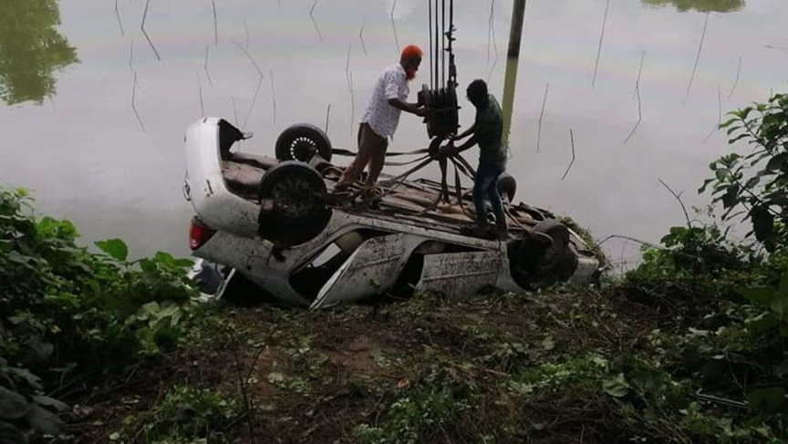 ঢাকা-চট্টগ্রাম মহাসড়কে প্রাইভেট কার উল্টে দম্পতিসহ নিহত ৩