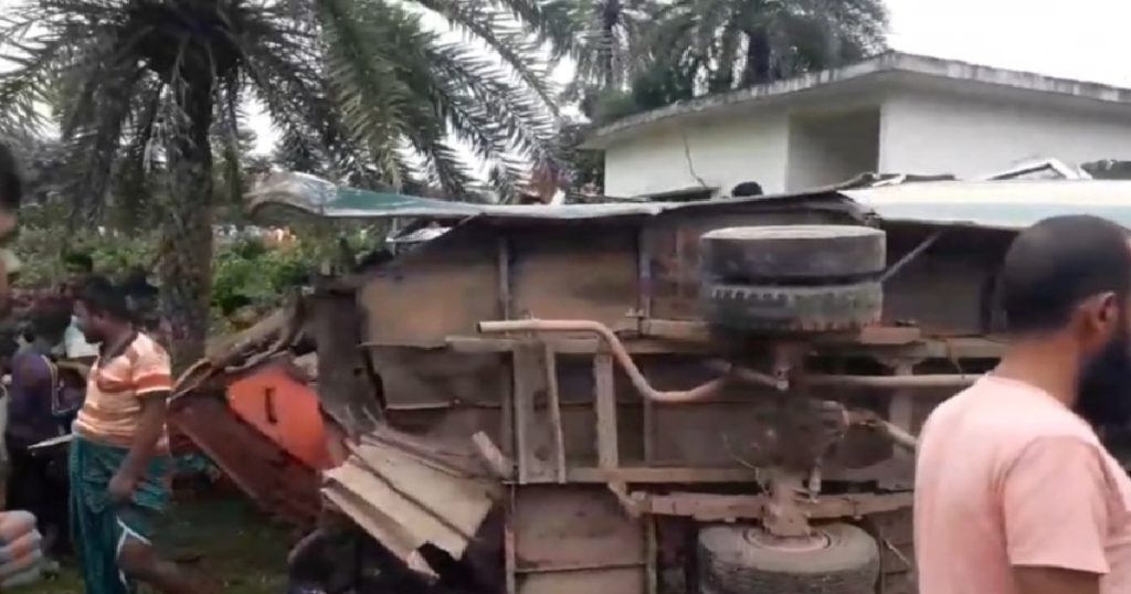 গাজীপুরে শ্রমিকবাহী বাসে ট্রেনের ধাক্কা: নারীসহ নিহত ৪