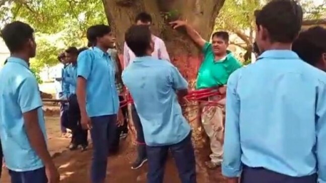 পরীক্ষায় কম নম্বর দেওয়ায় শিক্ষককে গাছে বেঁধে পেটালো শিক্ষার্থীরা