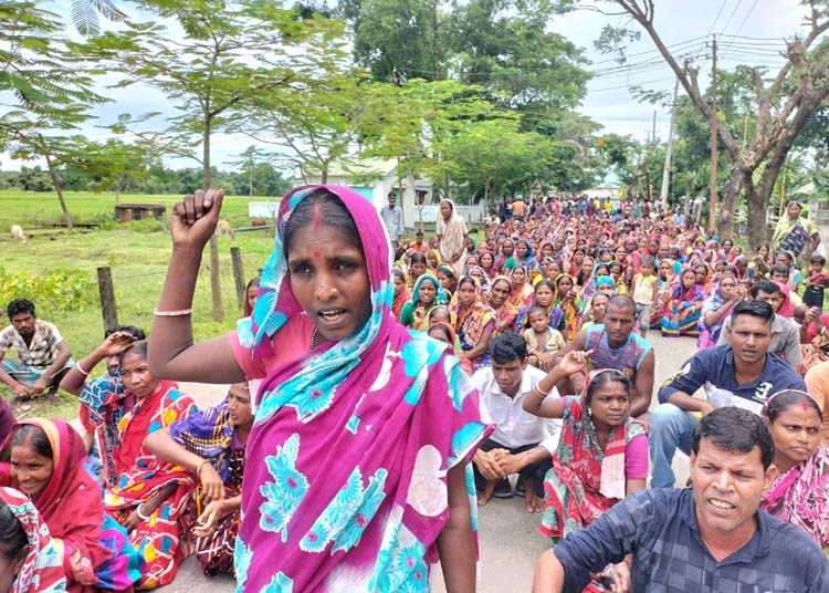 মজুরি বৃদ্ধির দাবিতে চা-শ্রমিকদের কর্মবিরতি, সড়ক অবরোধ