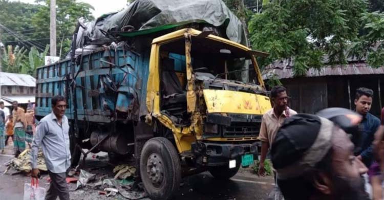 বরগুনার আমতলীতে বাস ও ট্রাকের মুখোমুখি সংঘর্ষ আহত ২০