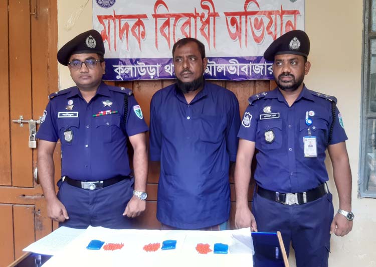কুলাউড়ায় ইয়াবা ব্যবসায়ী মনু মিয়া পুলিশের হাতে ধরা, এলাকায় আনন্দ মিছিল