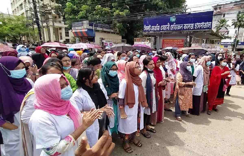 ইন্টার্নদের ওপর হামলা: ওসমানী মেডিকেলের শিক্ষার্থীদের ধর্মঘট স্থগিত, প্রধান আসামি গ্রেপ্তার