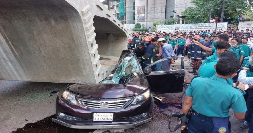 ক্রেন এসে তুলল গার্ডার, গাড়ি থেকে বেরোল ৫ লাশ