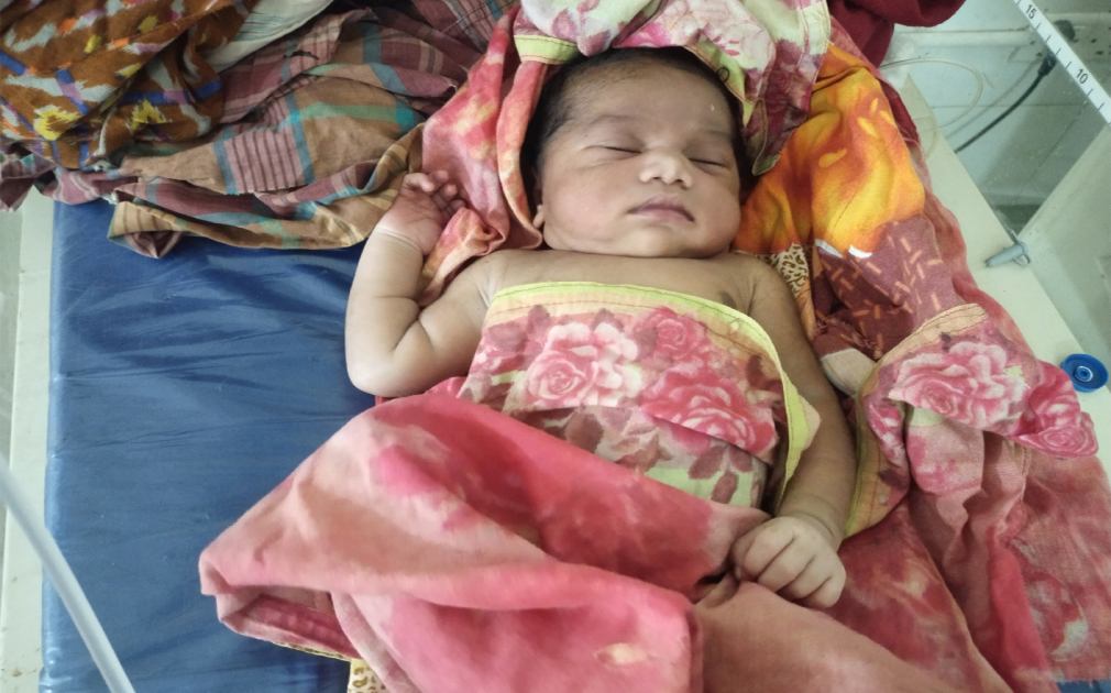 হাসপাতালের সিঁড়ি থেকে নবজাতক উদ্ধার