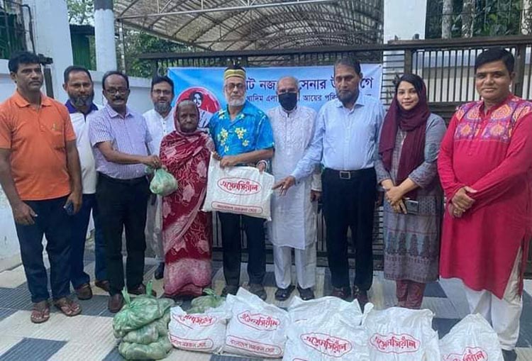 খাদিমপাড়ায় নজরুল সেনার খাদ্য সামগ্রী বিতরণ