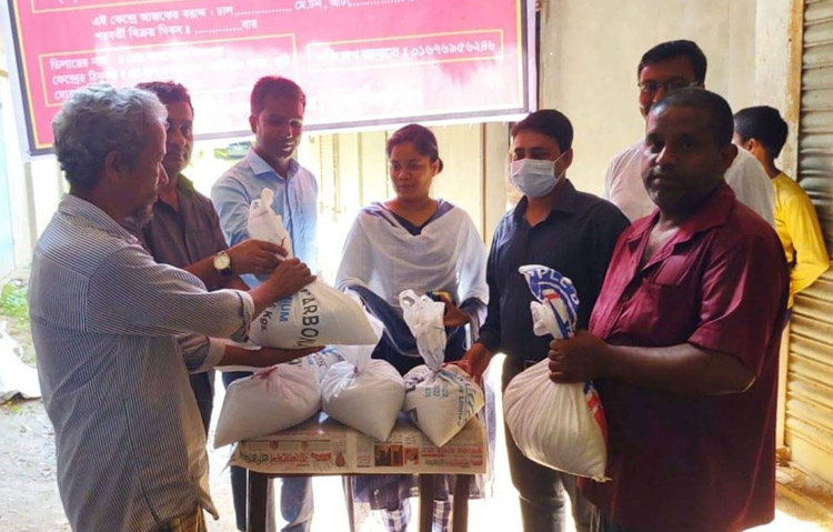 জুড়ীতে ওএমএস কার্যক্রমের আওতায় ৩০ টাকা কেজি মূল্যে চাল বিক্রি শুরু