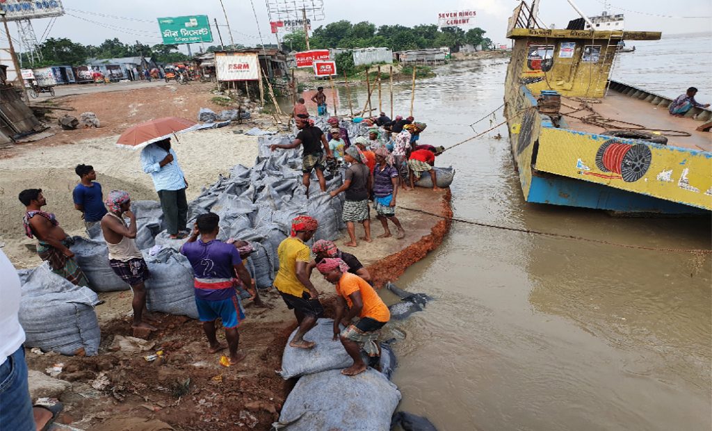 তীব্র স্রোতে দৌলতদিয়া ফেরিঘাট এলাকায় ভাঙন, ৫ নম্বর ঘাট বন্ধ