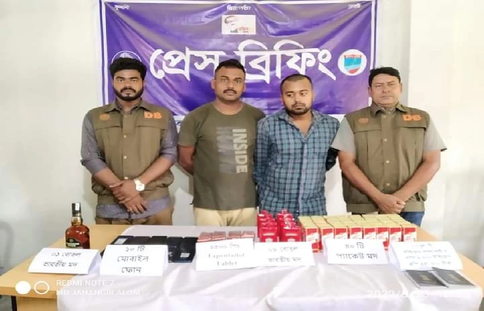 বেনাপোল চেকপোস্টে ১ লাখ ৭০ হাজার মার্কিন ডলারসহ আটক ২