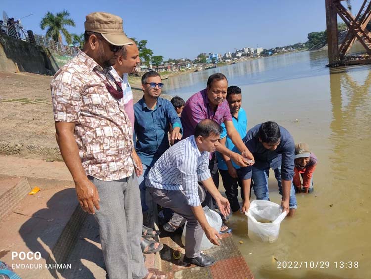 সুরমা নদীতে এপেক্স ক্লাব অব গ্রীণ হিলসের পোনামাছ অবমুক্তকরন