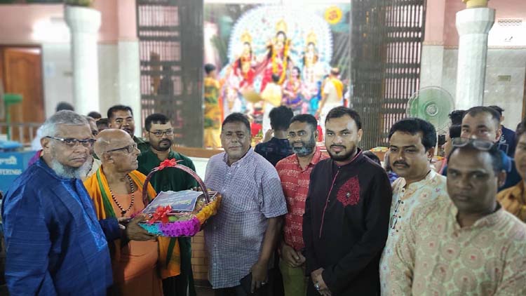 সিসিক মেয়র আরিফুল হক চৌধুরীর পূজা মন্ডপ পরিদর্শণ