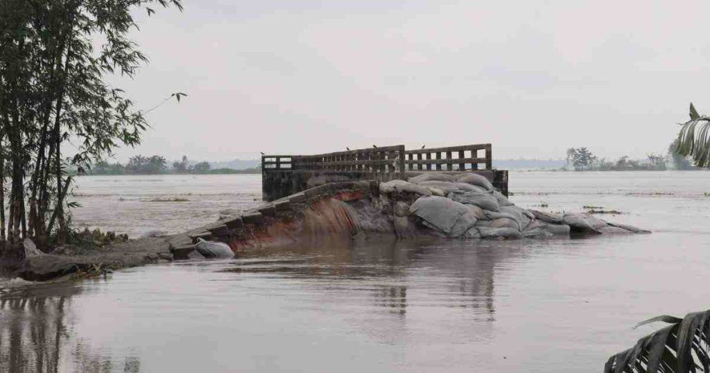 সিরাজগঞ্জে অসময়ে যমুনায় পানি বৃদ্ধি, নিম্নাঞ্চল প্লাবিত