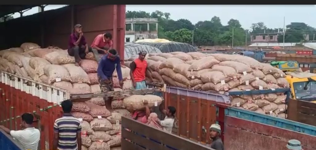 হিলির আড়তগুলোতে ভারতীয় পেঁয়াজের দাম বাড়ছে