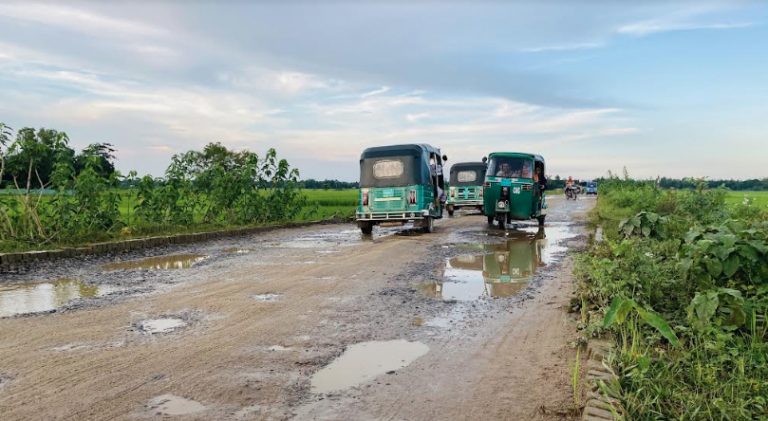 মৌলভীবাজারে ব্রাহ্মণবাজার-শমসেরনগর সড়কের সংস্কারকাজ ১০ মাসেও শেষ হয়নি