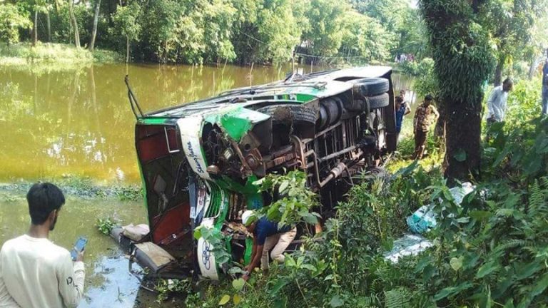 সুনামগঞ্জে বাস খাদে পড়ে নিহত ১