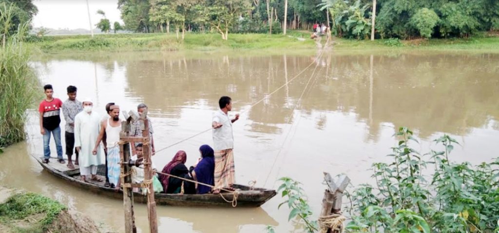 জুড়ীতে রশি টানা নৌকায় গ্রামবাসীদের আসা-যাওয়া