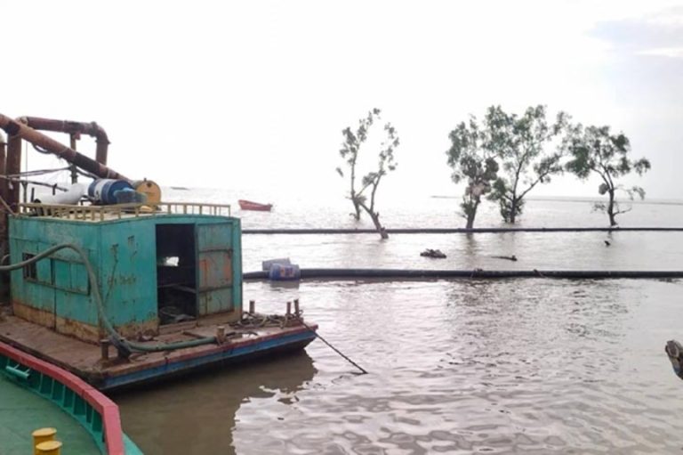 সিত্রাংয়ের প্রভাবে সাগরে ড্রেজারডুবি: ৮ শ্রমিকের লাশ উদ্ধার