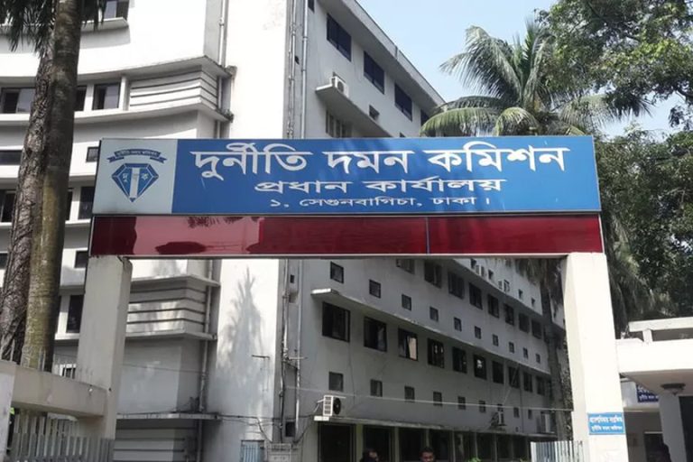 ৩৭০০ কোটি টাকা লুটপাট: সাবেক ৫ ডেপুটি গভর্নরের তথ্য নেই দুদকের কাছে