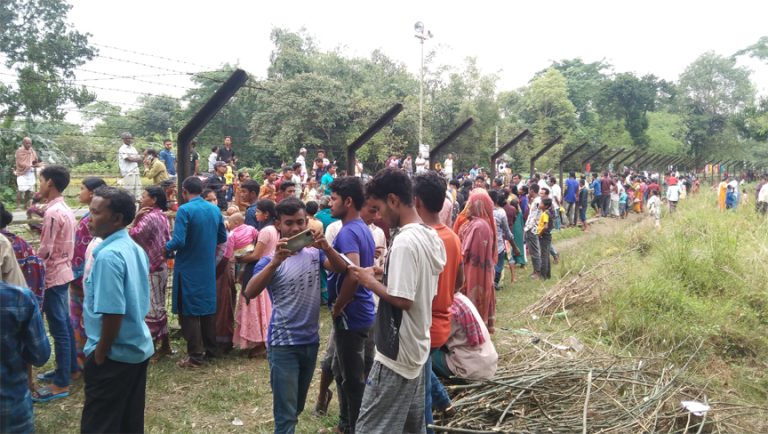 কালী পূজা: দুই বছর পর লালমনিরহাট সীমান্তে দুই বাংলার মিলন মেলা