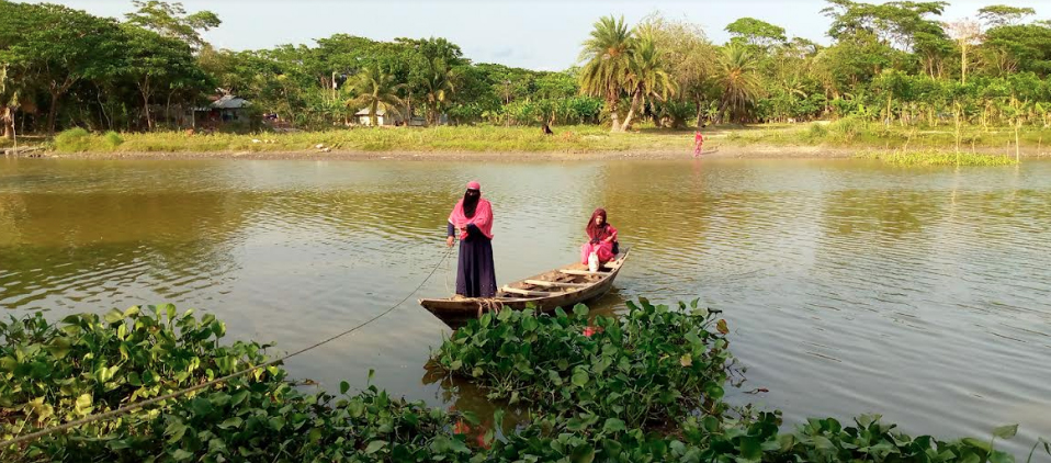 রশি টানা নৌকায় গ্রামবাসীদের আসা-যাওয়া