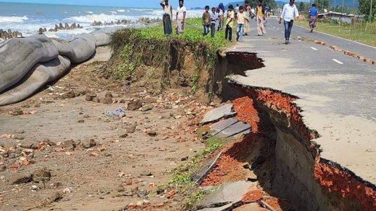 তীব্র ঢেউয়ে কক্সবাজার মেরিন ড্রাইভের দুই অংশে ভাঙন